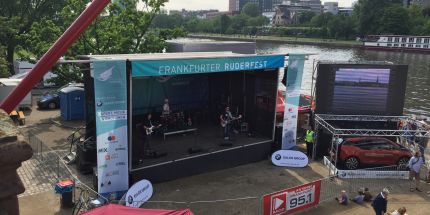 Mobile Bühne 8x6 Freestage Open Air Schwarz Gaze Trailerbühne Fluss Frankfurt