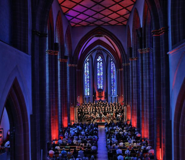 Architekturbeleuchtung Kirche rot blau Lichttechnik Mainz