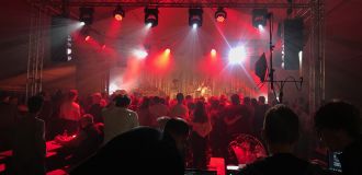 Bühnenbeleuchtung rot Atmosphäre Zuschauer Audience Nebel