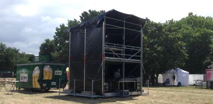 Layher Event-System FOH Tower Turm für Lichtregie und Tonregie Wiese schwarze Plane Frankfurt Rebstockpark