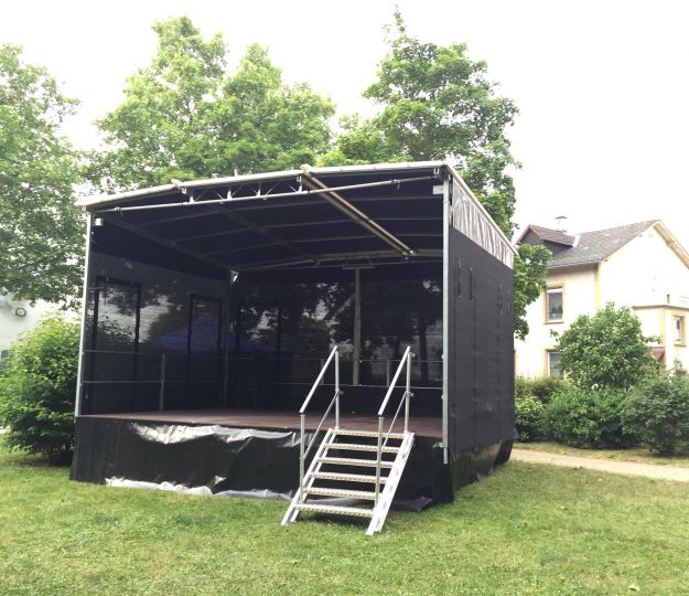 Mobile Bühne 6x4m Event Freestage Multi Mobile Bühne mieten Stagepartner Trailerbühne Veranstaltungsbühne Open-Air