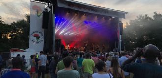 Veranstaltungstechnik mieten Bühne Veranstaltungstechnik Event Zuschauer