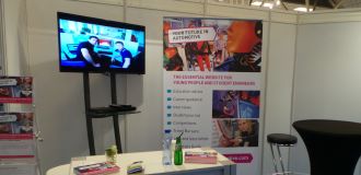 Fernseher auf Stativ in Messestand