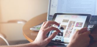 Tablet Display Bildschirm Mediaplayer Hände Bedienung