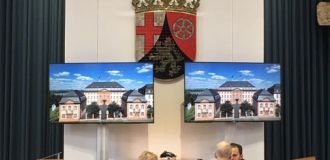Landtag RLP Veranstaltung Display 75 Zoll Plenarsaal
