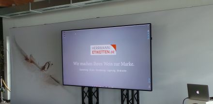 Samsung QM98F 98 Zoll Display Veranstaltung Event Traversen Bodensteher Ständer