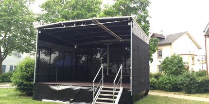 Mobile Bühne 6x4 Freestage Open Air Schwarz Gaze Trailerbühne Treppe Wiese