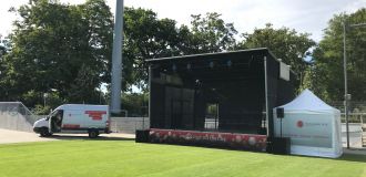 Mobile Bühne Frankfurt Stadion am Brentanobad Trailerbühne 8x6m
